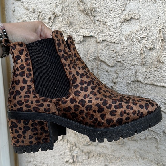 Beautiful leopard print wedge boot - Picture 3 of 5